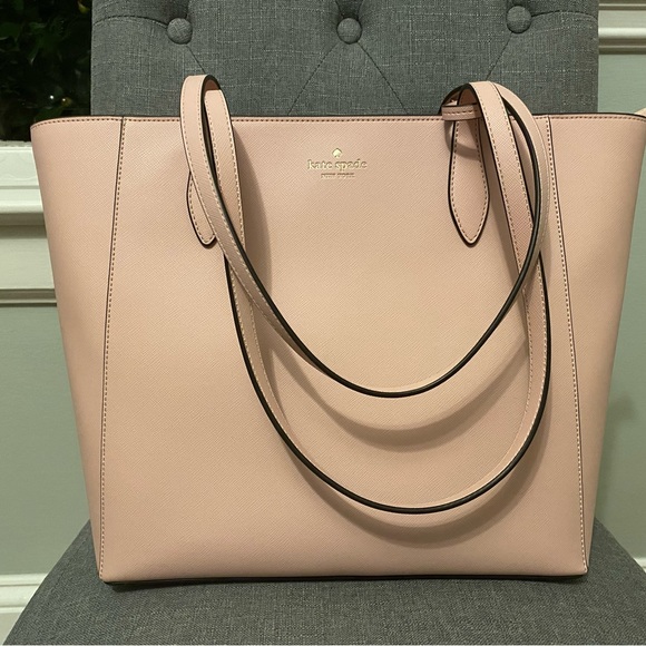 Good for office carry on,fit’s a laptop very easily as it’s generous in size. - Picture 7 of 8